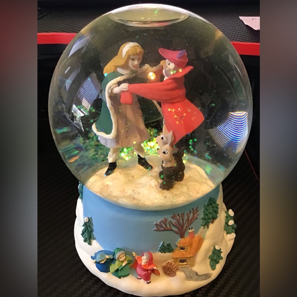 Disney Enesco Sleeping Beauty snowglobe
